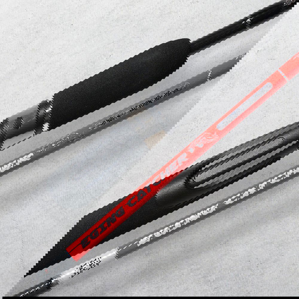 L'Alcedo Eging Catcher è una canna da pesca ideale per il fishing ad eging, progettata per lanci lunghi e con una notevole sensibilità nella parte superiore per rilevare attacchi delicati delle prede. Gli anelli SiC e l'impugnatura in eva la rendono una scelta perfetta per i pescatori che cercano robustezza e comfort nelle lunghe sessioni di pesca. È la canna ideale per catturare cefalopodi e godersi appieno l'esperienza di pesca.