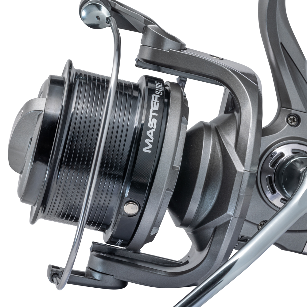 Il mulinello ALCEDO MASTER SURF unisce tecnologia e leggerezza per il surfcasting. Con corpo e bobine in grafite ultraleggera, offre prestazioni elevate e maneggevolezza. Il sistema anti-ritorno infinito assicura un recupero fluido, mentre ingranaggi e freno in acciaio inossidabile con potenza di 11 kg garantiscono affidabilità. Dotato di manovella ergonomica in alluminio, trattamento anti-salsedine e due bobine (8000 e 9000), è perfetto per affrontare le sfide marine più impegnative.
