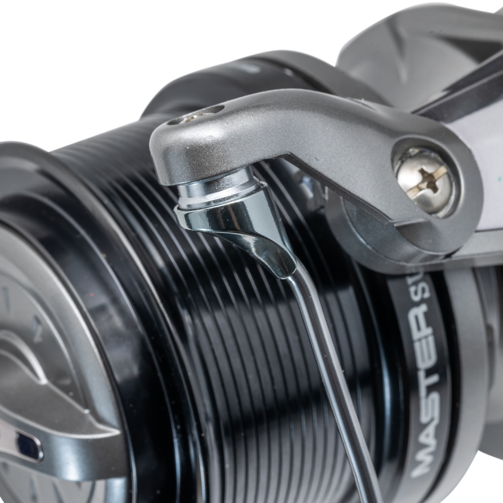 Il mulinello ALCEDO MASTER SURF unisce tecnologia e leggerezza per il surfcasting. Con corpo e bobine in grafite ultraleggera, offre prestazioni elevate e maneggevolezza. Il sistema anti-ritorno infinito assicura un recupero fluido, mentre ingranaggi e freno in acciaio inossidabile con potenza di 11 kg garantiscono affidabilità. Dotato di manovella ergonomica in alluminio, trattamento anti-salsedine e due bobine (8000 e 9000), è perfetto per affrontare le sfide marine più impegnative.