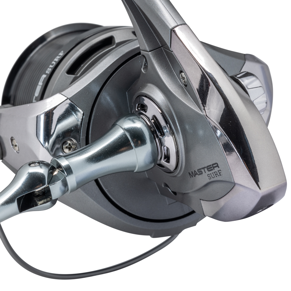 Il mulinello ALCEDO MASTER SURF unisce tecnologia e leggerezza per il surfcasting. Con corpo e bobine in grafite ultraleggera, offre prestazioni elevate e maneggevolezza. Il sistema anti-ritorno infinito assicura un recupero fluido, mentre ingranaggi e freno in acciaio inossidabile con potenza di 11 kg garantiscono affidabilità. Dotato di manovella ergonomica in alluminio, trattamento anti-salsedine e due bobine (8000 e 9000), è perfetto per affrontare le sfide marine più impegnative.