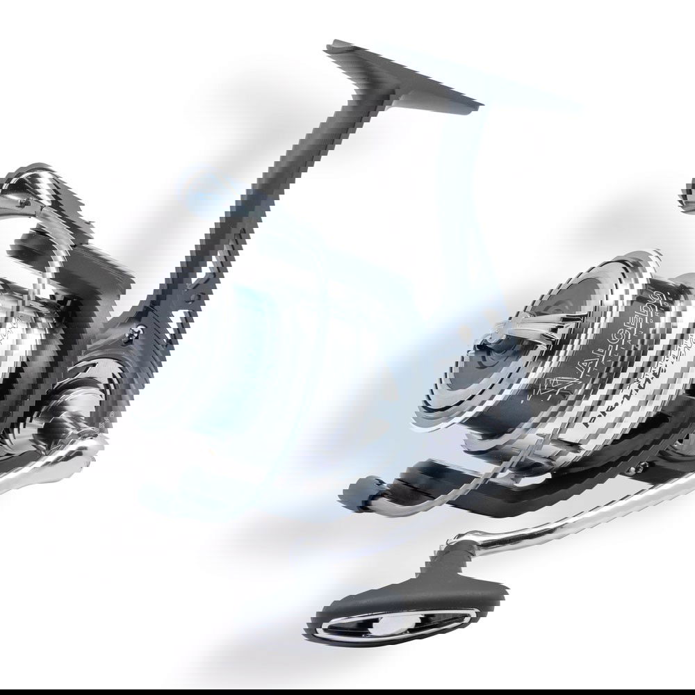 L'Alcedo Pride è un mulinello da pesca rinomato per il suo rapido recupero, l'altissimo rapporto qualità/prezzo e le prestazioni sorprendenti. La sua efficienza meccanica e potenza garantiscono recuperi fluidi e potenti grazie agli speciali ingranaggi. Disponibile in quattro taglie, è versatile e adatto a varie applicazioni, dallo spinning inshore all'acqua dolce e all'eging. Ideale per pescatori di ogni livello, l'Alcedo Pride combina velocità, potenza e affidabilità, rendendolo una scelta eccellente per chi cerca un attrezzo di alta qualità senza compromessi.