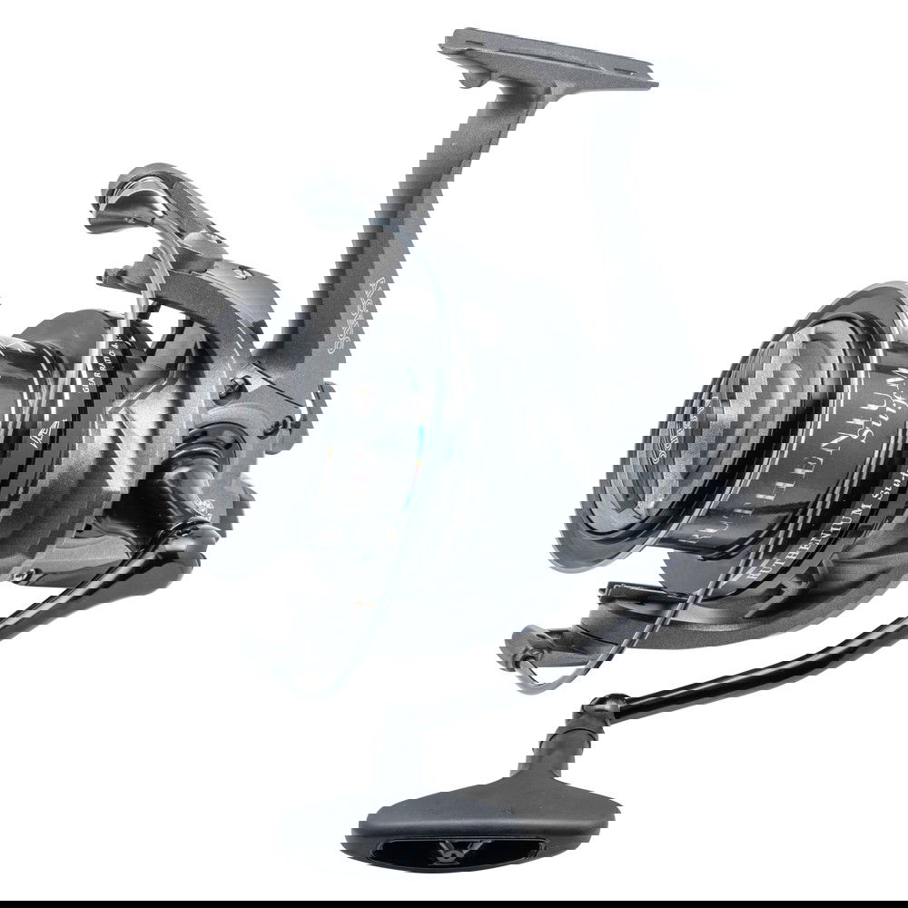 Il mulinello RUTHENIUM SURF è pensato per i surfcasters che richiedono elevate prestazioni e durabilità. Costruito con un corpo e bobine in alluminio leggero, assicura maneggevolezza e robustezza anche nelle situazioni più impegnative. Include una bobina di ricambio in teflon e dispone di un sistema anti-ritorno infinito per garantire un recupero fluido e accurato. Gli ingranaggi e il sistema frenante in acciaio inossidabile offrono massima affidabilità e resistenza alla corrosione, perfino in ambienti marini. La manovella in alluminio, dal design ergonomico, facilita la presa, mentre le bobine da 8000 e 9000 consentono di adattarsi a diverse tecniche e situazioni di pesca. Il trattamento anti-corrosione lo rende perfetto per affrontare le sfide del mare.