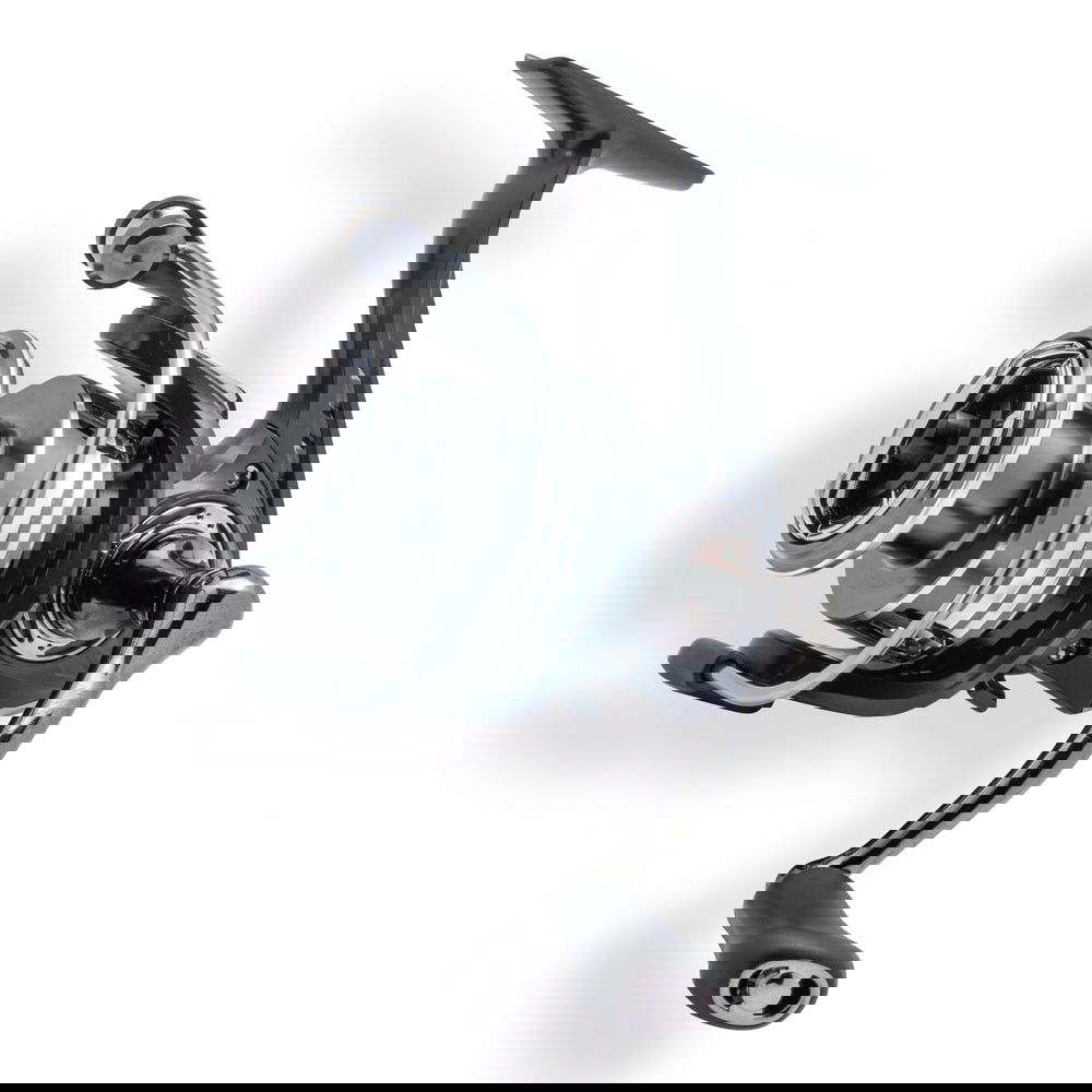 L'OMNIA è un mulinello molto fluido e affidabile, disponibile in tre taglie ideali per la pesca medio-leggera sia in mare che in acqua dolce. Equipaggiato con ingranaggi potenti, una bobina in alluminio anodizzato e una frizione potente e fluida, offre un controllo preciso. Il corpo e il rotore sono realizzati in grafite, combinando leggerezza e resistenza, mentre i cuscinetti schermati assicurano una rotazione duratura e senza sforzo. Perfetto per chi cerca prestazioni elevate e affidabilità in diverse condizioni di pesca.