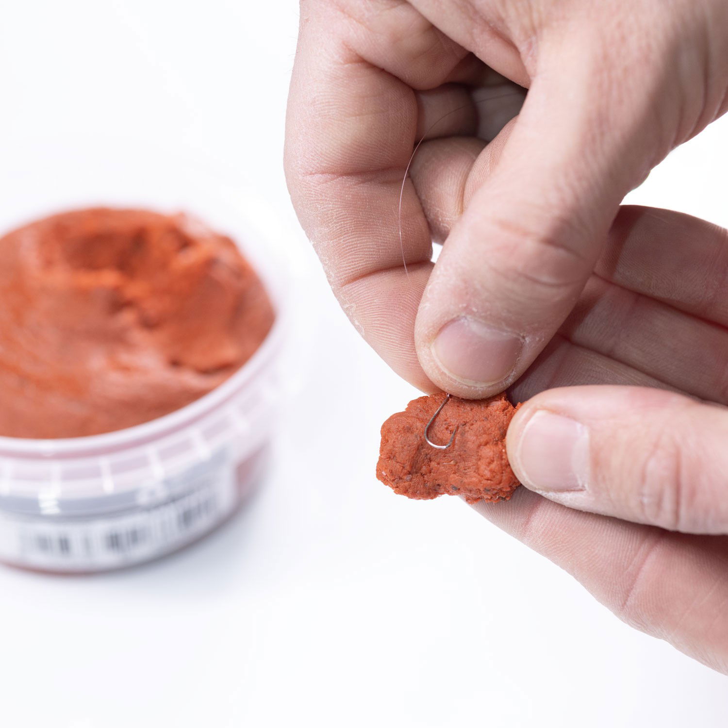 Un classico irresistibile per ogni pescatore: la Pasta Pronta ELLEVI al Gamberetto è l'esca che fa la differenza. Soffice per un innesco rapido, si dimostra incredibilmente tenace sull'amo anche nei lanci più potenti e in acque turbolente. Il suo aroma naturale di gamberetto è un attrattore universale, efficace sia in mare che in acqua dolce. Il pratico vasetto da 200g la rende pronta all'uso, ovunque ti porti la tua passione che tu stia pescando a Pesca al colpo, Bolognese, Gallegiante, pesca al colpo,passata,agonismo, feeder, fondo, ledgering