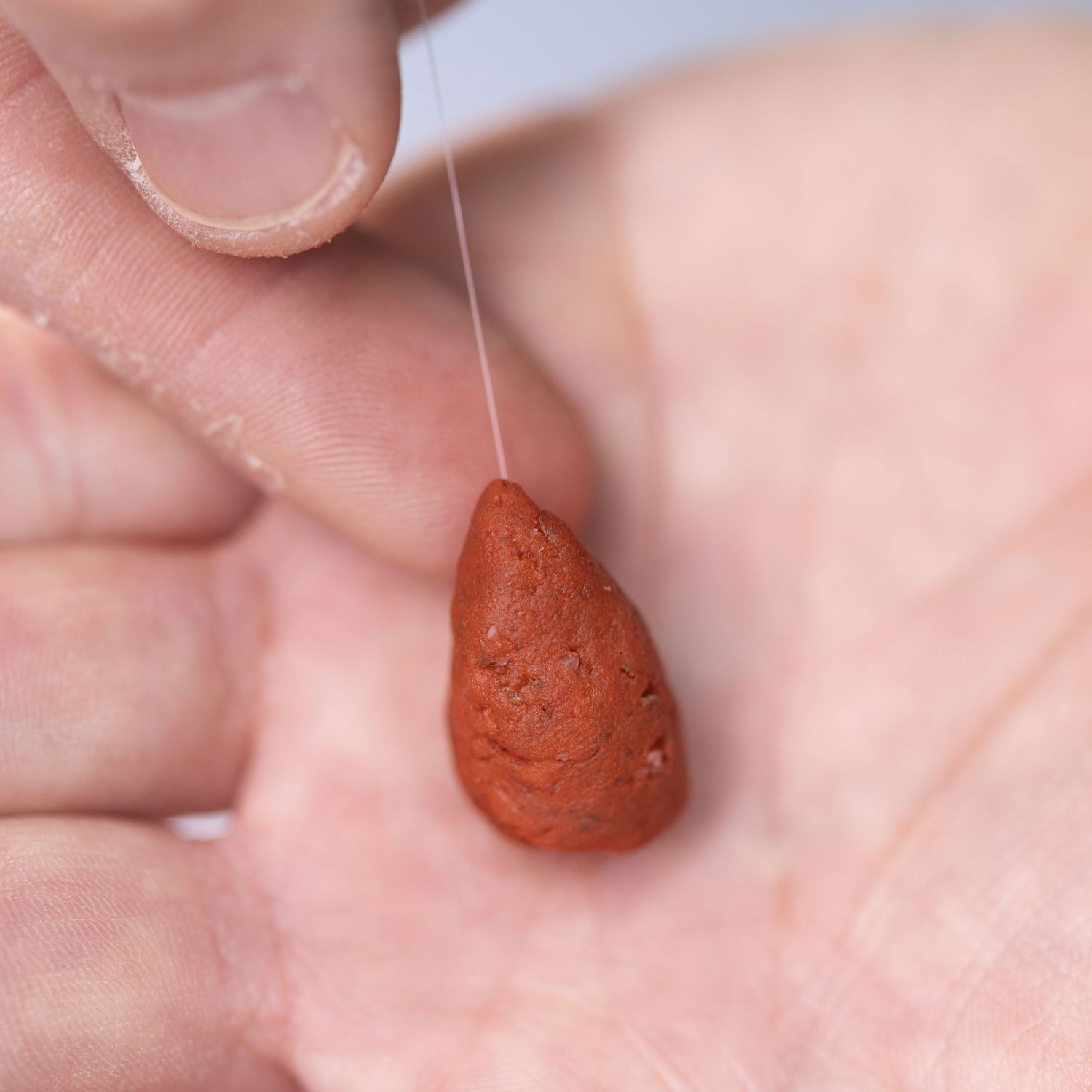 Un classico irresistibile per ogni pescatore: la Pasta Pronta ELLEVI al Gamberetto è l'esca che fa la differenza. Soffice per un innesco rapido, si dimostra incredibilmente tenace sull'amo anche nei lanci più potenti e in acque turbolente. Il suo aroma naturale di gamberetto è un attrattore universale, efficace sia in mare che in acqua dolce. Il pratico vasetto da 200g la rende pronta all'uso, ovunque ti porti la tua passione che tu stia pescando a Pesca al colpo, Bolognese, Gallegiante, pesca al colpo,passata,agonismo, feeder, fondo, ledgering