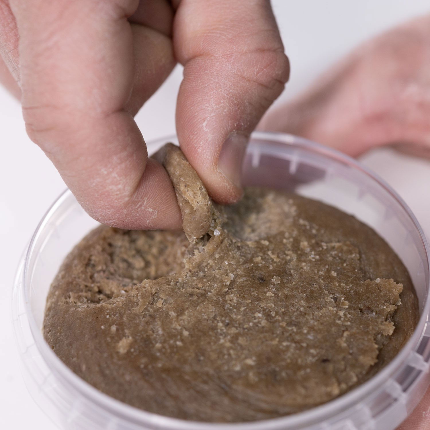 Un richiamo irresistibile per ogni predatore a Pesca al colpo, Bolognese, Gallegiante, pesca al colpo,passata,agonismo, feeder, fondo, ledgering. La Pasta Pronta ELLEVI alla Sardina sfrutta il potere di un'esca classica, offrendo una formula pronta all'uso e incredibilmente tenace. Morbida per l'innesco, resiste con forza a lanci a lunga distanza e correnti, assicurando che il tuo amo rimanga sempre adescato. L'intenso aroma di sardina agisce come una calamita naturale per i pesci, ed è conservata nel pratico vasetto richiudibile da 200g.