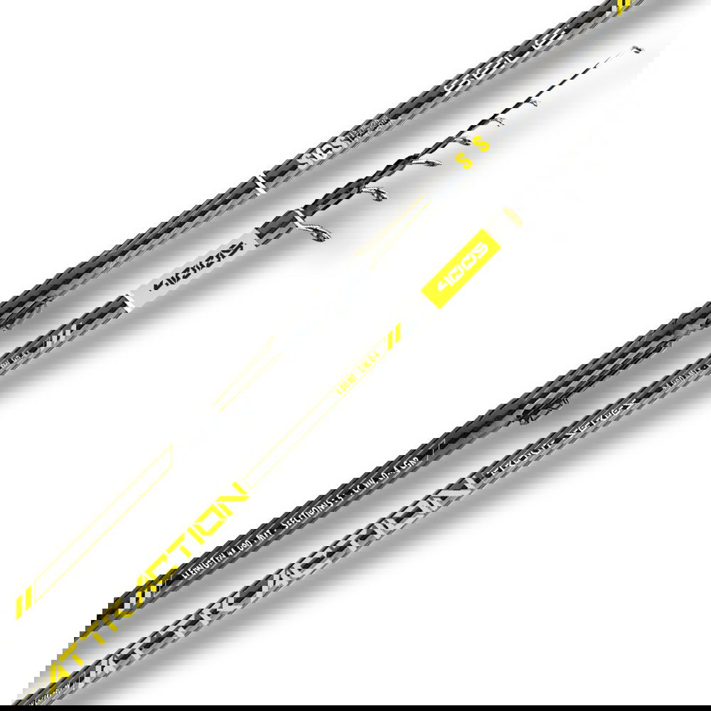 La serie di canne da trota lago Sele Attraction offre prestazioni di alto livello grazie al suo carbonio mid module leggero e affidabile. Ogni canna è completa di placca porta mulinello a slitta e anelli di ottima qualità. Disponibili in quattro azioni diverse, soddisfano le esigenze di pescatori di tutti i livelli. Con un fusto resistente e reattivo, offrono un'ottima sensibilità durante l'azione di pesca. Gli anelli monoponte Titanium Guide assicurano una distribuzione uniforme della pressione sulla lenza, migliorando la performance complessiva. Una scelta ideale per pescatori che cercano un prodotto di alta qualità e convenienza.