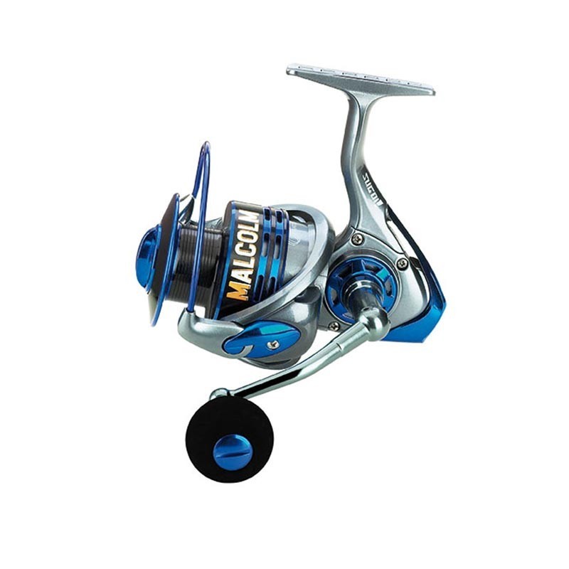 Mulinello da pesca Sugoi Malcom realizzato con corpo ibrido in alluminio e grafite. Assemblato con ingranaggi e cuscinetti in acciaio, bobina in alluminio forgiato a freddo e manovella in alluminio con pomello in Eva. Uno strumento da pesca estremamente versatile, indicato per gli amati della pesca a spinning, surfcasting e bolentino.