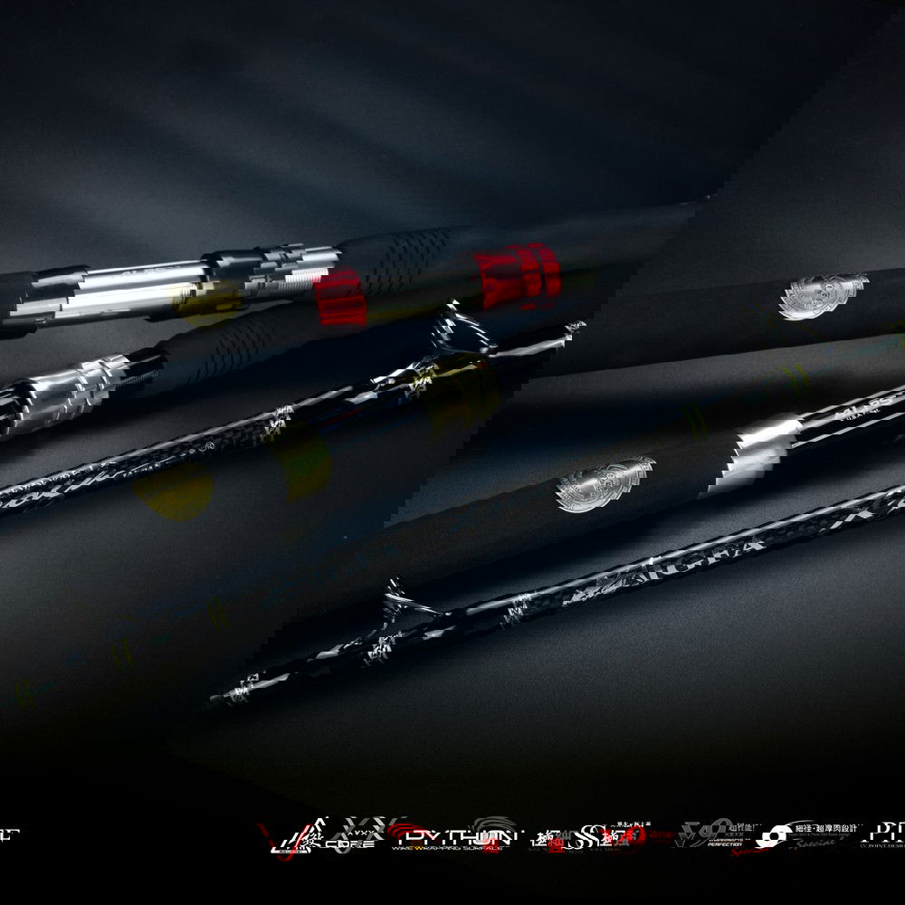 La X-ZOGA IGFA CUSTOM SPIRAL SIC rappresenta un trionfo tecnologico con lo stesso blank della celebre Belvedere X-ZOGA. È stata rivista a livello di componentistica per garantire maggiore leggerezza nell'assemblaggio. Questa canna è progettata per la traina col vivo e il drifting, con tre diverse versioni in termini di libraggio. La versione da 20LB è adatta per la traina col vivo, quella da 30LB è ottimizzata per traina e drifting con esche più grandi, mentre la versione da 50LB è ideale per il drifting per la pesca al tonno. La leggerezza di questo prodotto lo rende un punto di riferimento per le tecniche di pesca dalla barca nel 2023. Si tratta di una vera rivoluzione nel mondo della pesca sportiva che promette di migliorare l'esperienza di pesca come mai prima d'ora.