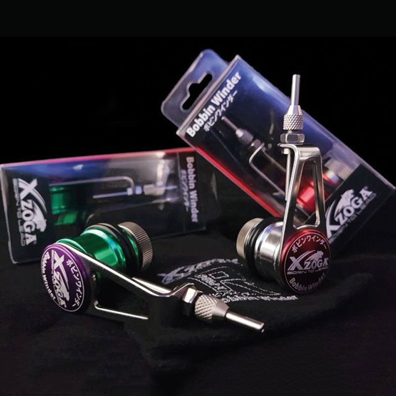 Il Bobbin Winder è un dispositivo robusto e preciso per nodi PR e operazioni di "serving". Realizzato in acciaio inossidabile, offre resistenza e durabilità. Il disco di trascinamento regolabile consente movimenti fluidi e rapidi. Il tubo temprato previene lo sfilacciamento delle linee. Gli anelli di gomma assicurano la stabilità. Include borsa e istruzioni dettagliate. Un investimento prezioso per pescatori di tutti i livelli, garantisce risultati eccellenti. Aggiungilo alle tue attrezzature e vivi esperienze indimenticabili in acqua.