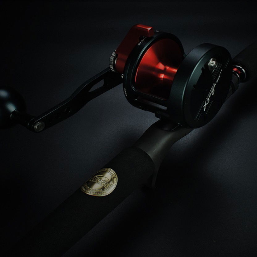 X-Zoga presenta il mulinello TX-S Jigging: la scelta ideale per la pesca verticale in profondità. Con un rapporto di trasmissione veloce e una Drag Force di 20 kg, è perfetto per affrontare sfide marine. Il modello TX-S SW 21 ha un telaio in alluminio di grado marino, 9+2 cuscinetti a sfera in acciaio inossidabile per un funzionamento fluido, e un sistema anti-gioco stabile. Il sistema di trascinamento in fibra di carbonio offre una forza superiore, ideale per catturare tonni, cernie e pesci spada. Con impugnatura extra lunga e manopola ergonomica, è perfetto per pescatori destrorsi e mancini. Un mulinello di alta qualità per appassionati seri di pesca sportiva off-shore.